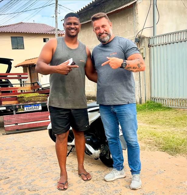 Cliente com sua moto nova ao lado do Márcio