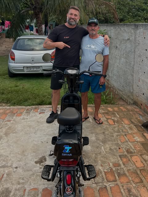 Cliente recebendo bike elétrica