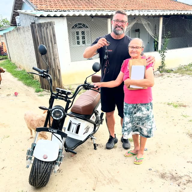 Cliente recebendo scooter elétrica Motochefe X11